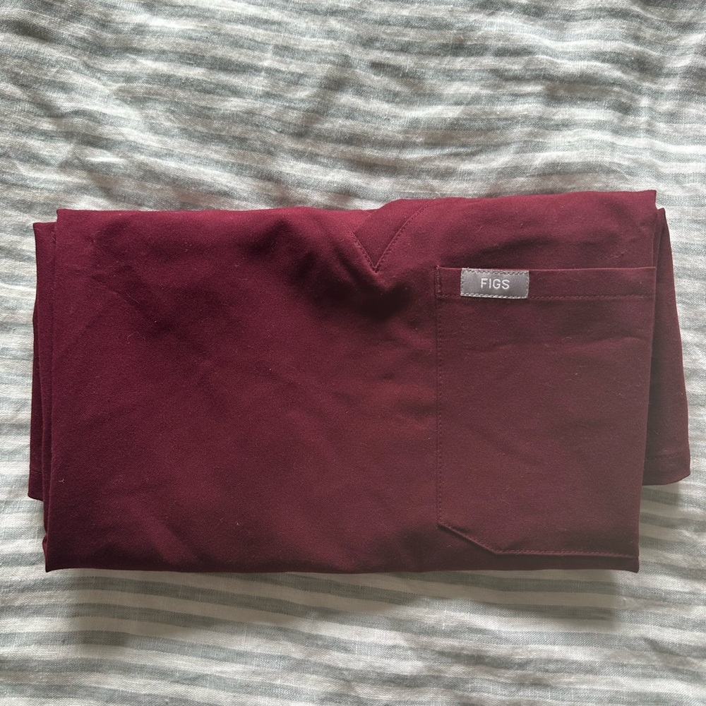 Figs catarina scrub top in burgundy